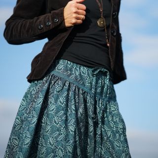 Sukně Blue Paisley Řasená bavlněná sukně v petrolejové barvě se vzorem, zdobená krajkou. Vhodná na jaro, léto a podzim....