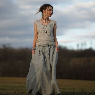 Maxi sukně režná s jemnými zelenými proužky Lněná maxi sukně v bohémském stylu v režné barvě s jemnými zelenými proužky....