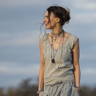 Lněný režný top s krajkou Dámský letní top z lehoučkého jemného lnu v režné, přírodní barvě zdobený lněnou krajkou....