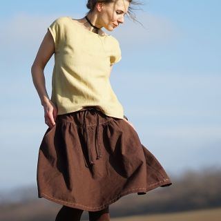 Sukně hnědá s výšivkou Řasená sukně ze směsi lnu a bavlny v hnědé barvě zdobená výšivkou. Vhodná k celoročnímu nošení....