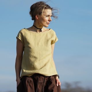 Simple halenka písková Dámská lněná halenka s krátkým spadlým rukávem v pískové barvě. #lemicz #pomalámóda #udržitelnámóda...