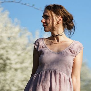 Růžové s výšivkou Něžné romantické řasené šaty v růžové barvě zdobené výšivkou. #lemicz #pomalamoda #udrzitelnamoda...