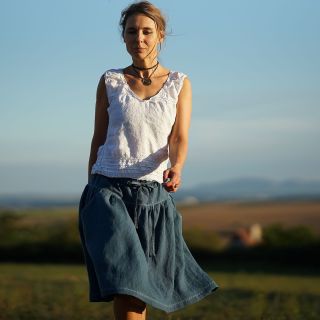 Lněná sukně s výšivkou - tmavý petrolej Lněná řasená sukně v petrolejové barvě zdobená jemnou výšivkou. Sukně vhodná na...