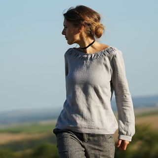 Lněná halenka šedá s řasením s dlouhým rukávem Elegantní, romantická dámská lněná halenka s efektním řasením ve světle...