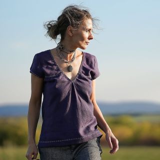 Lněná halenka fialová s výšivkou Lněná halenka fialová s řasením a jemnou strojovou výšivkou v růžové barvě. Halenka má...