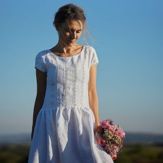 Šaty Jane Eyre v bílé Romantické šaty s řasenou sukní jsou zhotoveny ze lněné látky bílé barvy. Živůtek je zdobený...